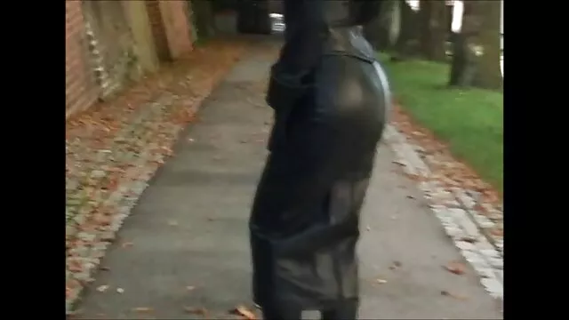 Sexy MILF Frau mit lila Haaren saugt, fickt und schluckt reifen xxx POV